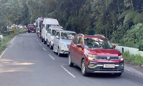 கொடைக்கானலில் குவிந்த சுற்றுலாப் பயணிகளால் போக்குவரத்து நெரிசல்