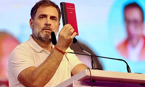 'மகா. வளர்ச்சியை வேறு மாநிலத்துக்கு திருப்பும் பாஜக '- ராகுல் பொய் சொல்வதாக தேர்தல் ஆணையத்தில் புகார்