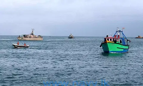 தமிழக மீனவர்கள் 12 பேர் கைது- இலங்கை கடற்படை அட்டூழியம்