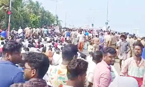 பாம்பன் பாலத்தில் மீனவர்கள் சாலை மறியல்- மத்திய, மாநில அரசுகள் மீது குற்றச்சாட்டு