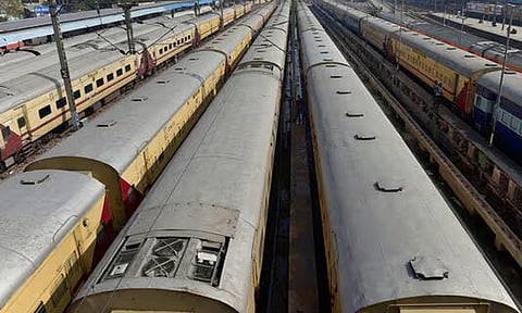 தெலுங்கானாவில் சரக்கு ரெயில் தடம் புரண்டு விபத்து- ரெயில் சேவை கடும் பாதிப்பு