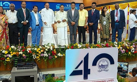 மாணவர்கள் தாய் மொழியை மறந்து விடக்கூடாது- முன்னாள் துணை ஜனாதிபதி வெங்கையா நாயுடு பேச்சு