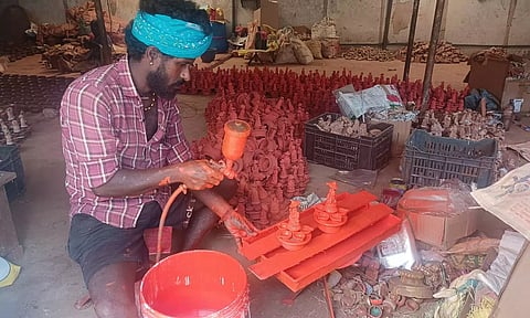 கார்த்திகை தீபத் திருவிழாவுக்காக அகல் விளக்குகள் தயாரிக்கும் பணி மும்முரம்