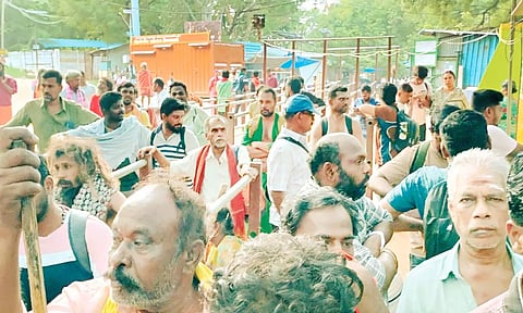 ஐப்பசி மாத பிரதோஷம்: மழையால் சதுரகிரிக்கு பக்தர்கள் வருகை குறைந்தது