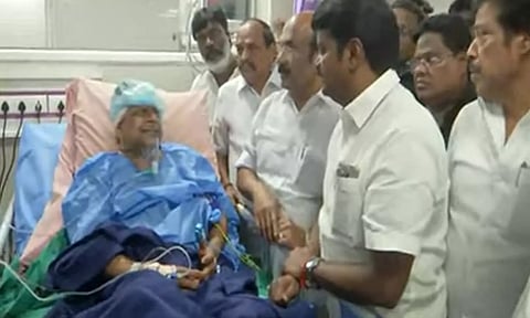 மருத்துவரை நேரில் சந்தித்து நலம் விசாரித்த அதிமுக முன்னாள் அமைச்சர்கள்