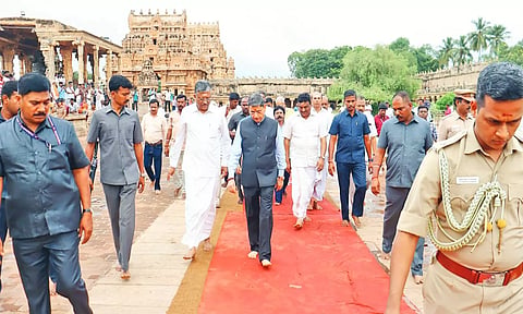 தஞ்சாவூர் பெரியகோவிலில் கவர்னர் ஆர்.என்.ரவி வழிபாடு
