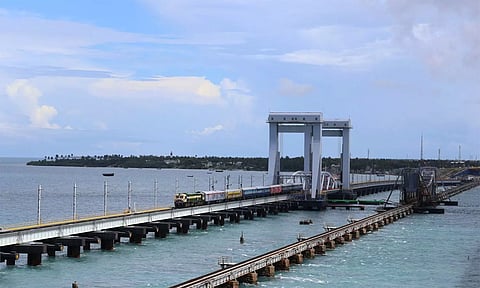 பாம்பன் புதிய பாலத்தில் இரண்டாவது நாளாக அதிர்வுகள்- உறுதி தன்மையை ஆய்வு செய்ய 80 கி.மீ. வேகத்தில் ரெயிலை இயக்கி சோதனை