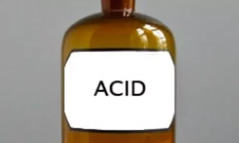 போலீஸ் நிலையத்தில் இளம்பெண் ஆசிட் குடித்ததால் பரபரப்பு