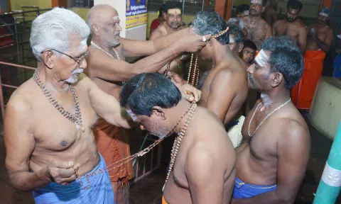 ஒகேனக்கல் காவிரி ஆற்றில் புனித நீராடி ஐயப்பனுக்கு மாலை அணிந்து விரதத்தை தொடங்கிய பக்தர்கள்