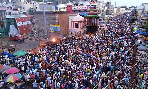 கிரிவலம் சென்ற பக்தர்களை காணலாம்.