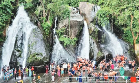 குற்றாலம் மெயின் அருவியில் மட்டும் சுற்றுலாப் பயணிகள் குளிக்க தடை நீடிப்பு