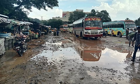 5-வது நாளாக மழை: புதுச்சேரியில் ஆயிரக்கணக்கான ஏக்கர் நெற்பயிர்கள் நீரில் மூழ்கின