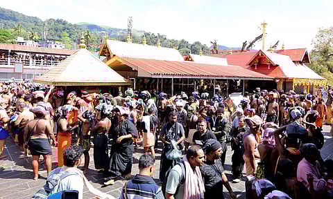 சன்னிதானத்தில் திரண்ட ஐயப்ப பக்தர்கள்.