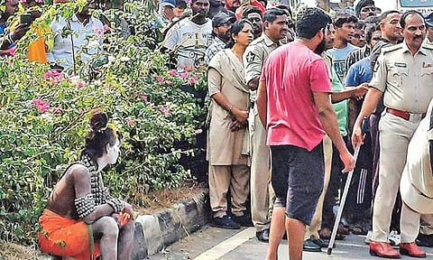 பொதுமக்கள், போலீசாரை தாக்கிய நிர்வாண பெண் அகோரி- 3 மணி நேரம் போக்குவரத்து பாதிப்பு