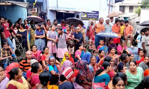 கோவிலுக்கு சொந்தமான இடம் என கூறி அகற்ற முயற்சி: நெல்லையில் கொட்டும் மழையில் பொதுமக்கள் சாலைமறியல்