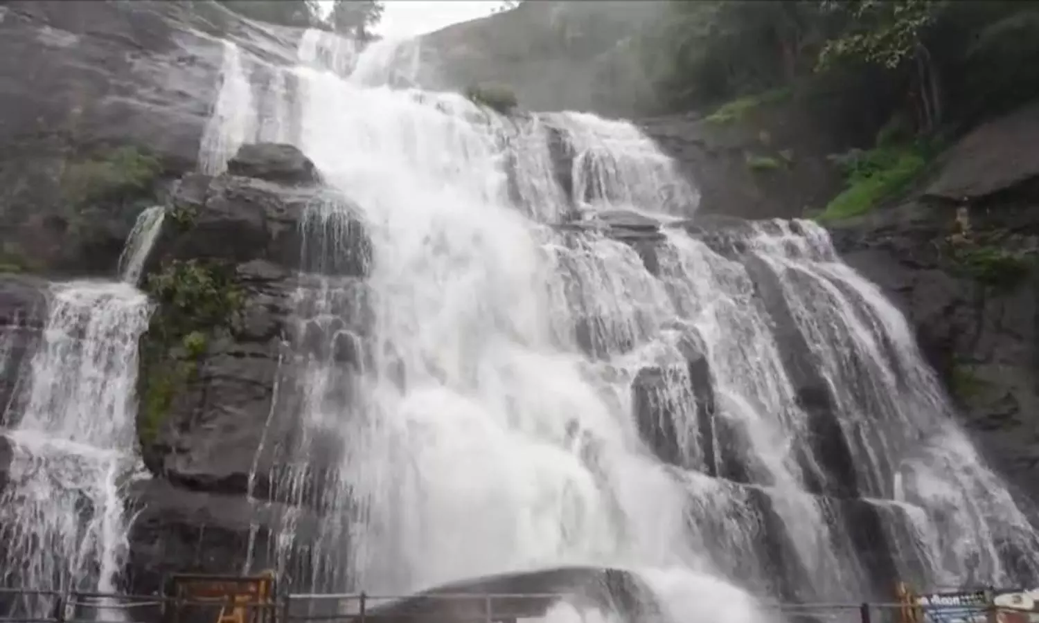 குற்றாலம் அருவிகளில் 2-வது நாளாக சுற்றுலாப் பயணிகள் குளிக்க தடை
