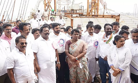 செல்வபெருந்தகையுடன் கன்னியாகுமரியில் கண்ணாடி பாலத்தை ஆய்வு செய்த விஜய் வசந்த்