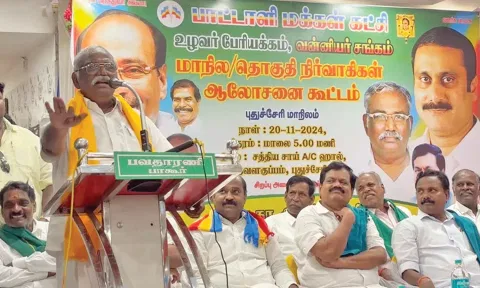 &nbsp;கூட்டத்தில் வன்னியர் சங்க தலைவர் பு.தா.அருள்மொழி பேசிய காட்சி.