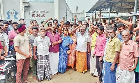 தஞ்சை காமராஜ் காய்கறி மார்க்கெட் வியாபாரிகள் திடீர் ஆர்ப்பாட்டம்