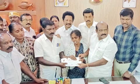 கொலை செய்யப்பட்ட ஆசிரியை குடும்பத்திற்கு அரசு சார்பில் ரூ.5 லட்சம் நிவாரணம்- அமைச்சர்  வழங்கினார்