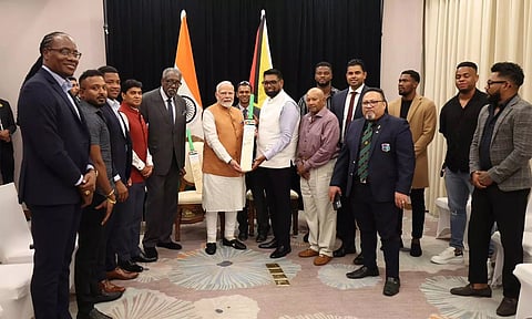 பிரதமர் மோடிக்கு பேட் பரிசளித்த வெஸ்ட் இண்டீஸ் கிரிக்கெட் வீரர்கள்