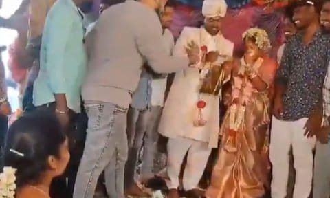 நண்பரின் திருமணத்தில் கலந்து கொண்டு வாழ்த்திய அமேசான் ஊழியர் மாரடைப்பால் மரணம்