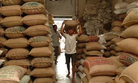 தமிழ்நாட்டில் நியாய விலைக் கடைகளுக்கு அரிசி ஏற்றி இறக்கும்போது சிந்திய அரிசிகளால் ஏற்பட்ட நஷ்டம் ரூ.1,900 கோடி