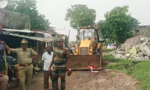 துரைப்பாக்கத்தில் சதுப்பு நிலத்தில் ஆக்கிரமித்து கட்டிய 47 வீடுகள் இடிப்பு