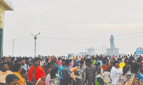 சபரிமலை சீசன் களைகட்டியது: கன்னியாகுமரியில் அலைமோதிய சுற்றுலா பயணிகள்- ஐயப்ப பக்தர்கள்