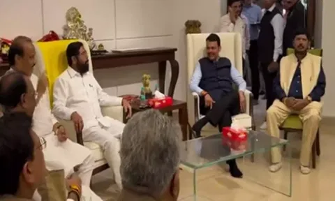 மகாராஷ்டிராவில் வெற்றி முகம்- பாஜக கூட்டணி தலைவர்கள் அவசர ஆலோசனை
