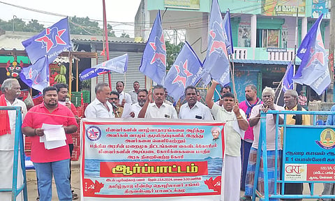 பழவேற்காட்டில் மீனவர்கள் ஆர்ப்பாட்டம்