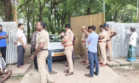 சாராய பாக்கெட்டுகளை பறிமுதல் செய்ய முயன்ற தமிழக போலீசாரை தடுத்து நிறுத்திய புதுச்சேரி போலீசார்
