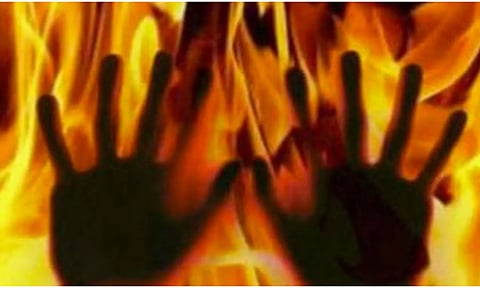 வீடு புகுந்து இளம் பெண் மீது பெட்ரோல் ஊற்றி தீ வைப்பு- முகமூடி அணிந்த நபர் வெறிச்செயல்