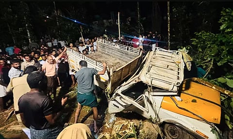 60 அடி பள்ளத்தில் சரக்கு வேன் கவிழ்ந்து தொழிலாளி உயிரிழப்பு