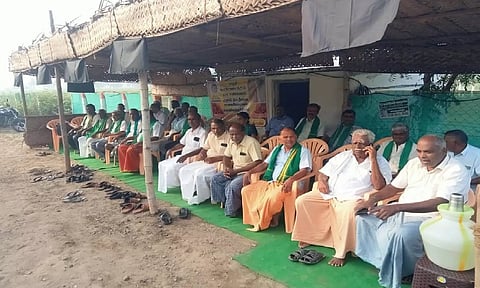 எரிவாயு குழாய் திட்டத்துக்கு எதிர்ப்பு: பல்லடத்தில் விவசாயிகள் கருப்பு கொடி போராட்டம்