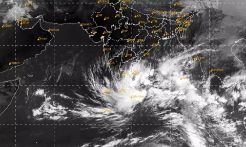 வங்கக்கடலில் ஆழ்ந்த காற்றழுத்த தாழ்வு மண்டலம்: 2 நாட்களில் தமிழக கடலோர பகுதிகளை நெருங்கும்- வானிலை மையம்