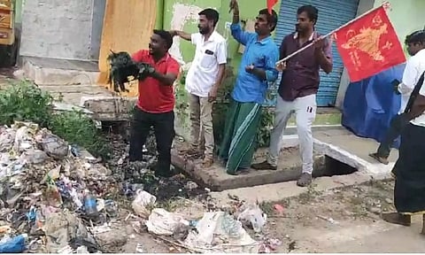 திருப்பூரில் சாக்கடை கால்வாயில் இறங்கி பொதுமக்கள் போராட்டம்