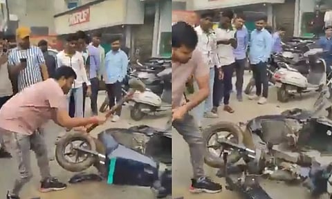 ரிப்பேருக்கு ரூ.90,000.. ஓலா ஷோரூம் வாசலில்  இ-ஸ்கூட்டரை சுத்தியலால் நொறுக்கித் தள்ளிய நபர் - வீடியோ