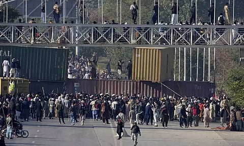 6 பாதுகாப்பு வீரர்கள் பலி: போராட்டக்காரர்களை கண்டதும் சுட்டுத்தள்ளுங்கள்-பாக். ராணுவம் உத்தரவு