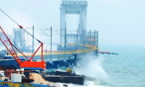 ராமேஸ்வரத்தில் 60 கி.மீ. வேகத்தில் சூறைக்காற்று: ஆக்ரோஷமாக எழும் ராட்சத அலைகள்