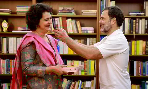 வெற்றி சான்றிதழ் பெற்ற சகோதரிக்கு இனிப்பு ஊட்டி வாழ்த்திய ராகுல் காந்தி