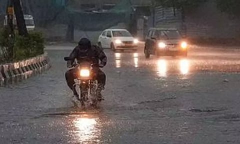 புதுச்சேரியில் சூறை காற்றுடன் புயல் மழை