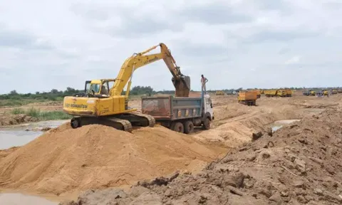 லாரியில் மணல் கடத்திய 3 பேர் கைது- முன்னாள் டி.எஸ்.பி. உள்பட 7 பேர் மீது வழக்கு