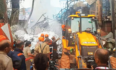 எர்ணாகுளம் அருகே சினிமா தயாரிப்பாளர் குடோனில் தீ விபத்து