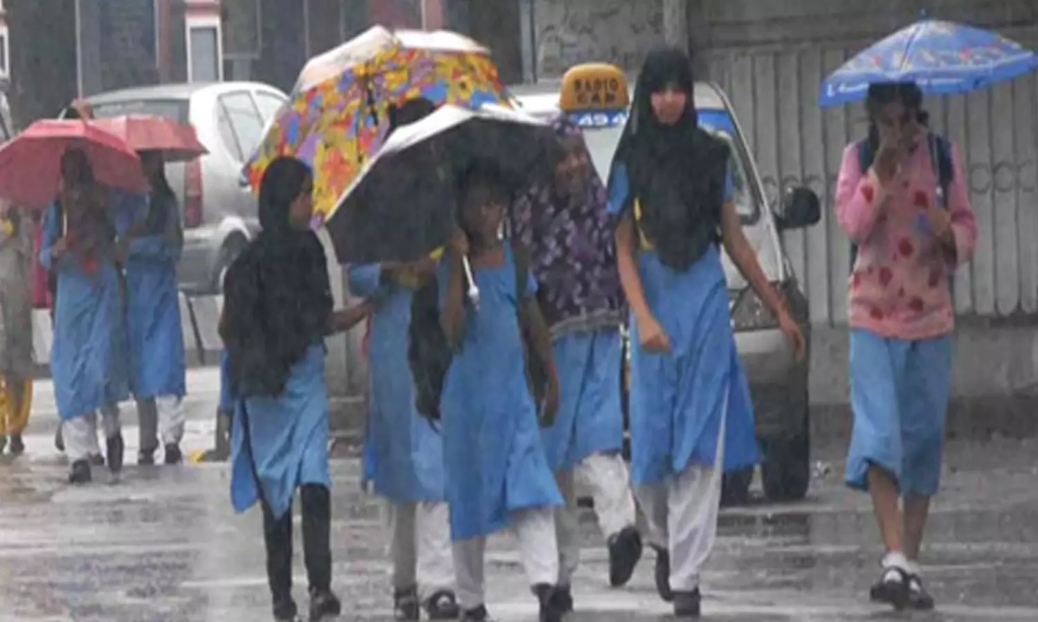 கனமழை எதிரொலி- 10 மாவட்டங்களில் நாளை பள்ளி, கல்லூரிகளுக்கு விடுமுறை