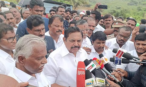 ஊத்தங்கரையில் வெள்ளம் பாதித்த பகுதி மக்களுக்கு அரசு நிவாரணம் வழங்க வேண்டும்- எடப்பாடி பழனிசாமி