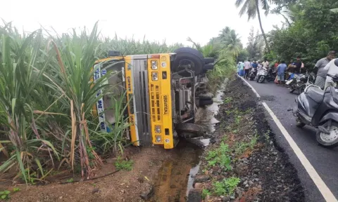 அம்மாப்பேட்டையில் தனியார் பள்ளி வேன் கவிழ்ந்து 10 மாணவர்கள் காயம்