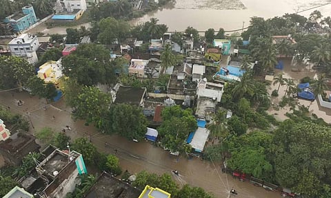 வெள்ளத்தில் தத்தளிக்கும் புதுச்சேரி கிராமங்கள்: சாலைகள் துண்டிப்பு-போக்குவரத்து பாதிப்பு