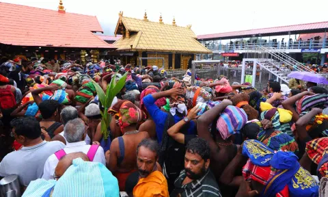 சபரிமலையில் சாமி தரிசனத்துக்காக பக்தர்கள் வரிசையில் காத்துநின்ற காட்சி.