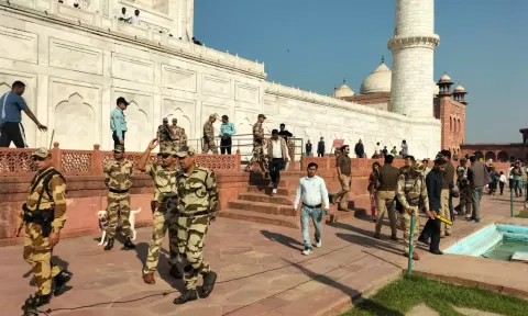 விமானங்களை தொடர்ந்து தாஜ் மஹாலுக்கும் வெடிகுண்டு மிரட்டல் - பரபரப்பு